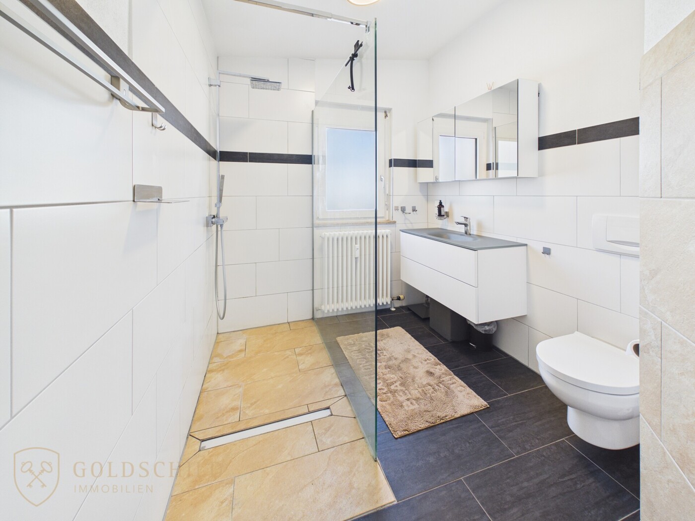 Badezimmer mit bodengleicher Dusche