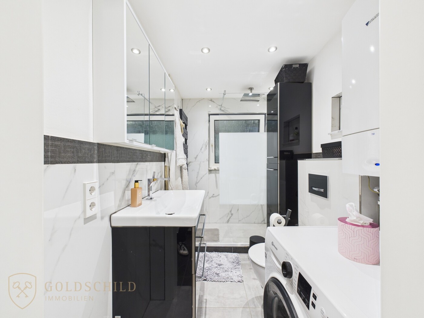 modernes Tageslichtbad mit begehbarer Dusche