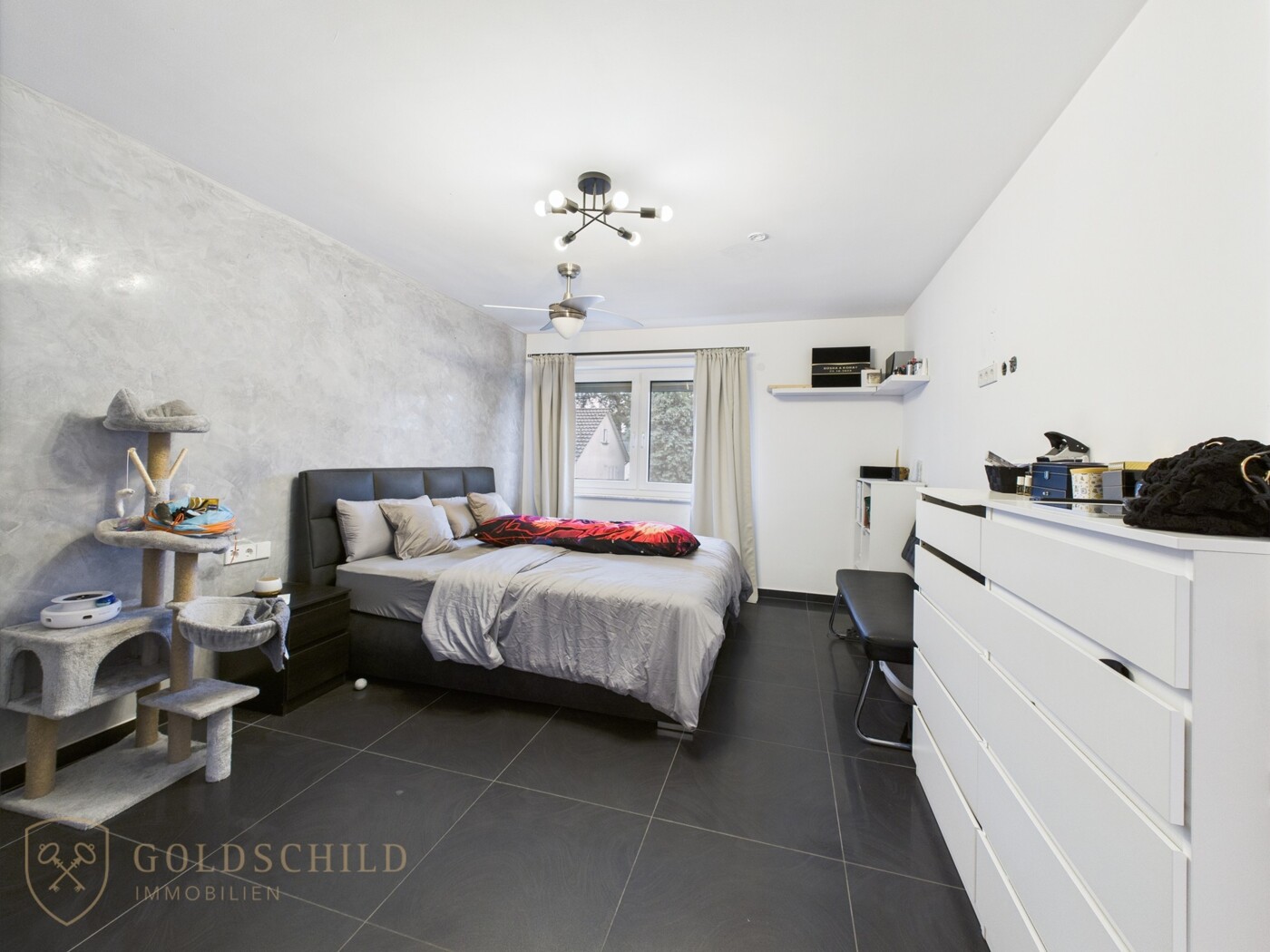 ruhiges Schlafzimmer mit guter Stellfläche