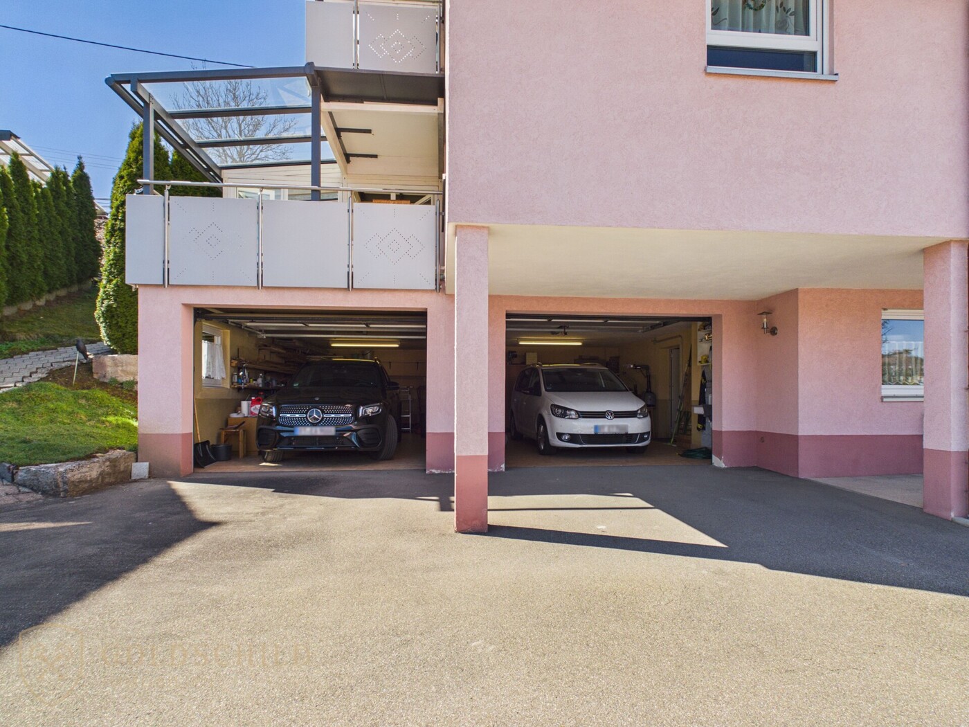 2 PKW Garagen im Haus