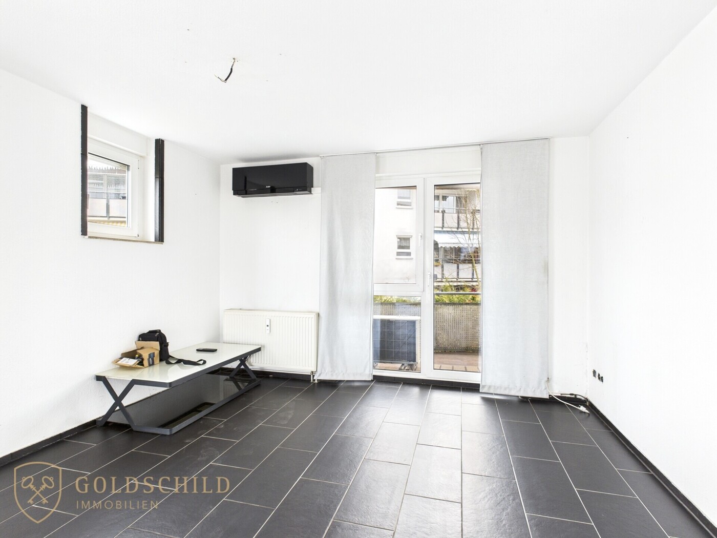 Helles Wohnzimmer mit Balkonzugang