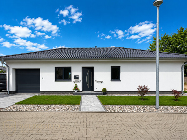 Moderner Bungalow (KI-modifiziert)