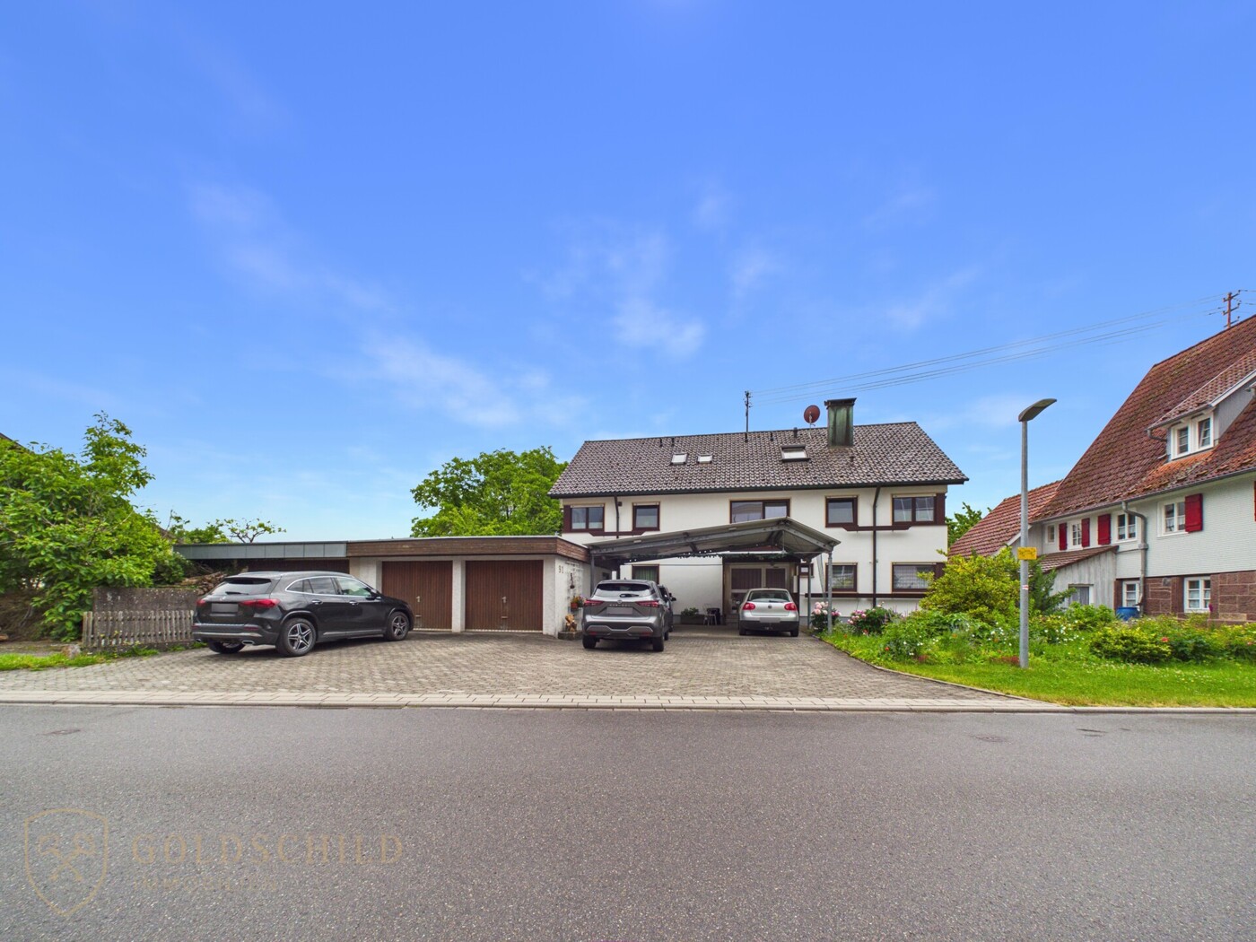 Haus mit Garagen / Carports