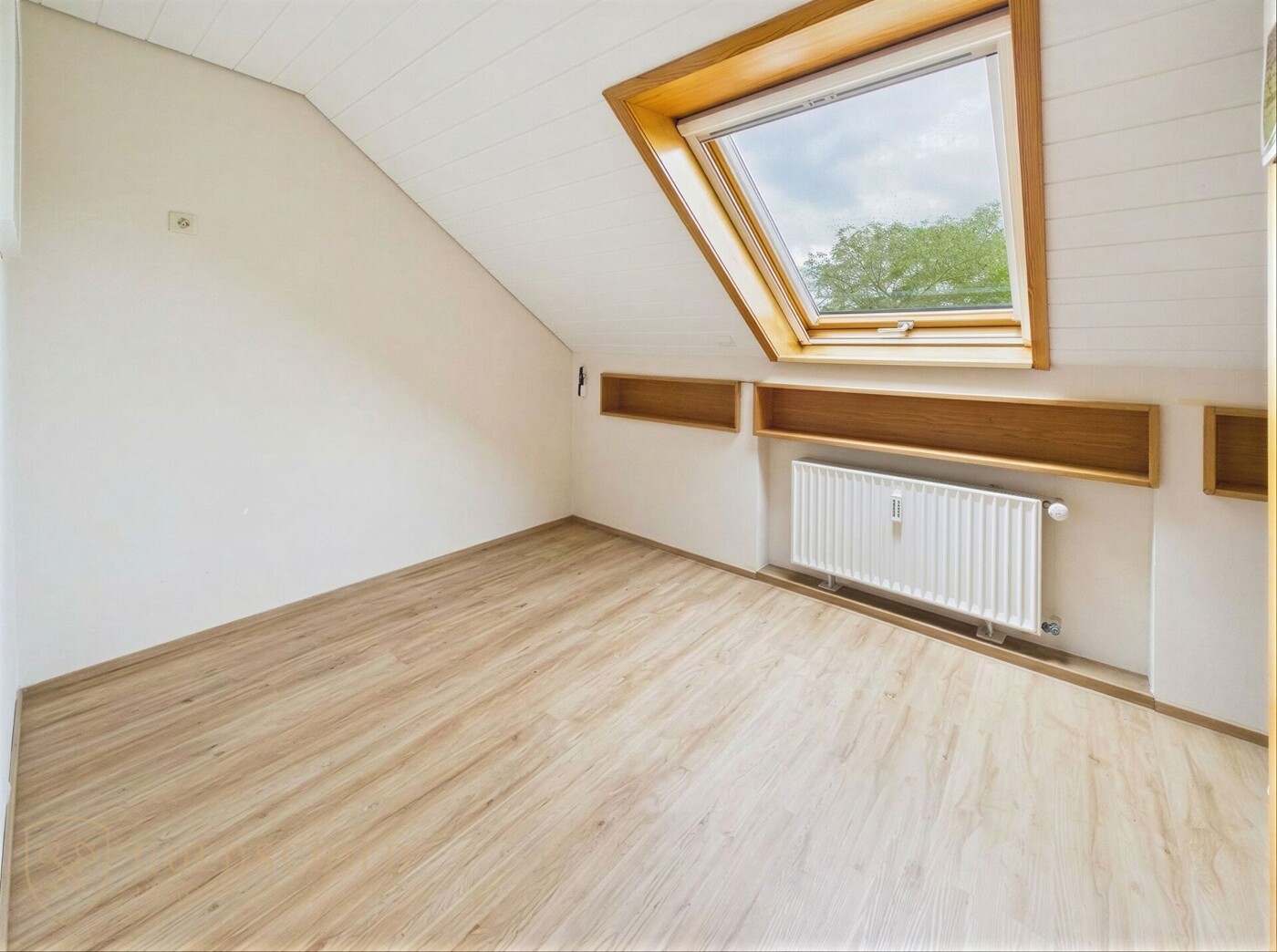 Zimmer DG leer (KI-modifiziert)