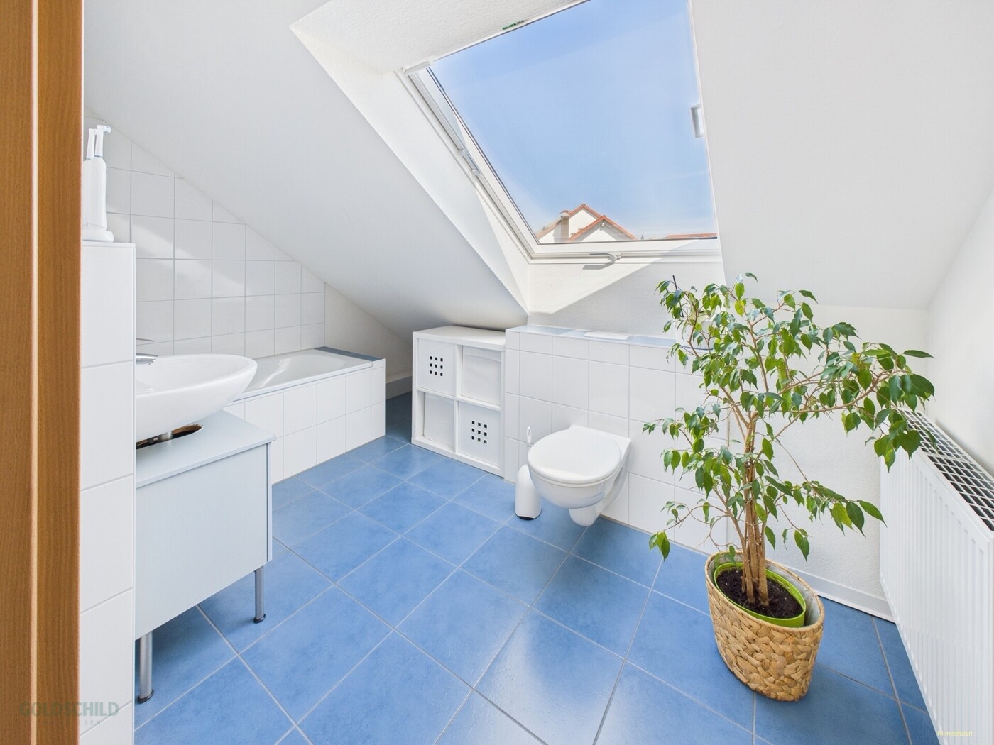Casa unifamiliare_Aichtal: bagno con luce naturale (modificato con KI)