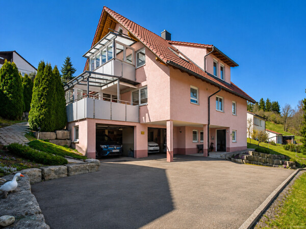 2-Familienhaus_Sonnebühl-Erpfingen_Vorderseite_links (KI-modifiziert)