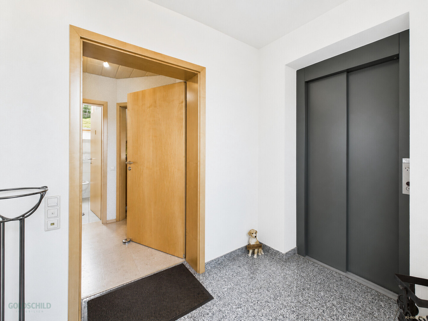 2-Familienhaus_Sonnebühl-Erpfingen_Wohnnungseingang_Aufzug (KI-modifiziert)