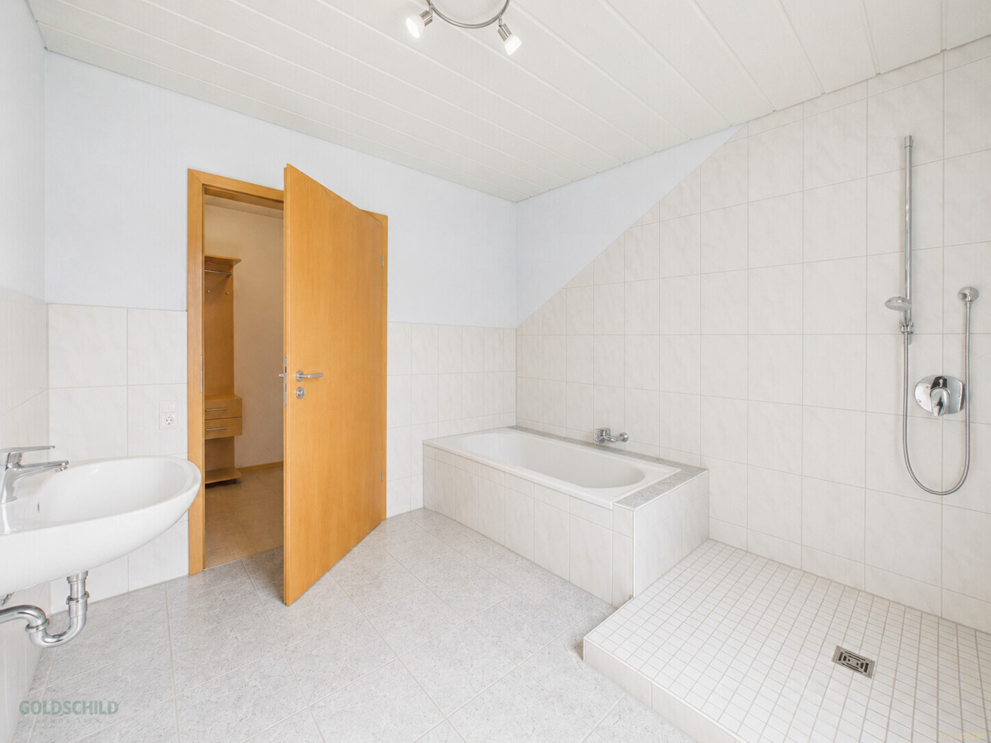 2-Familienhaus_Sonnebühl-Erpfingen_Badezimmer2 (KI-modifiziert)