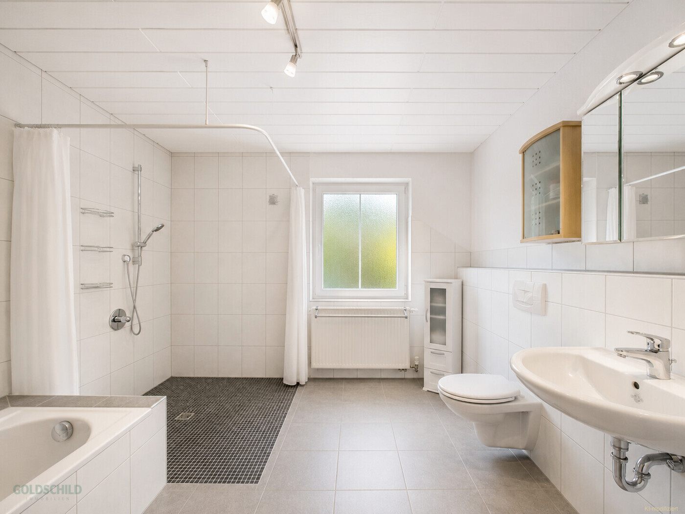 2-Familienhaus_Sonnebühl-Erpfingen_Badezimmer (KI-modifiziert)