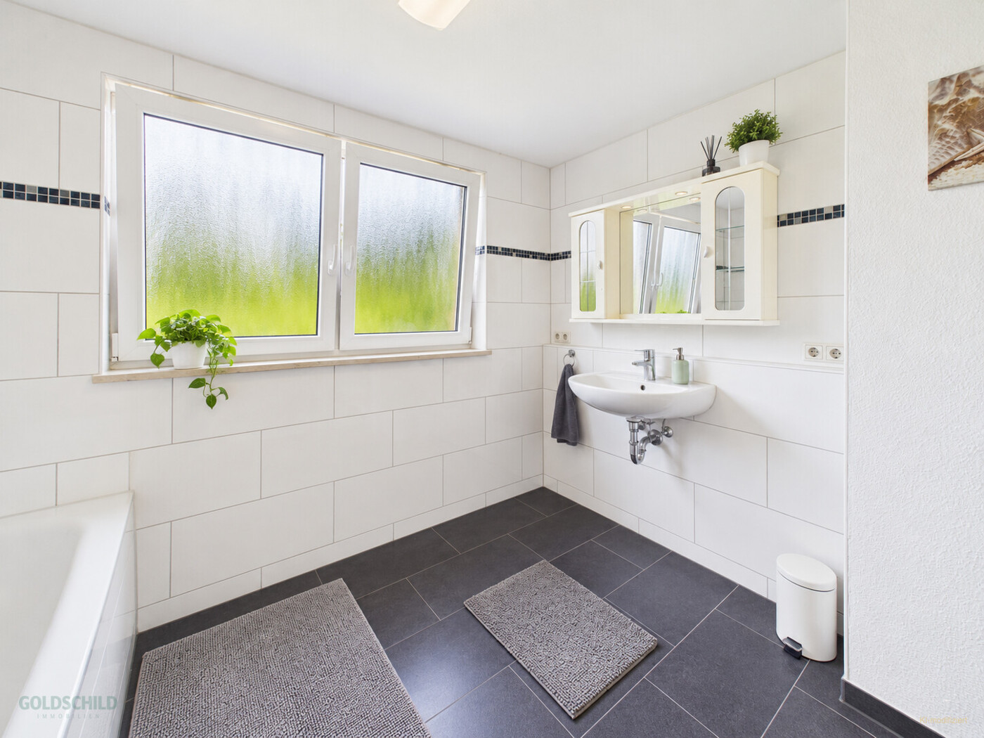 Mehrfamilenhaus_Aalen_2.OG_Badezimmer (KI-modifiziert)