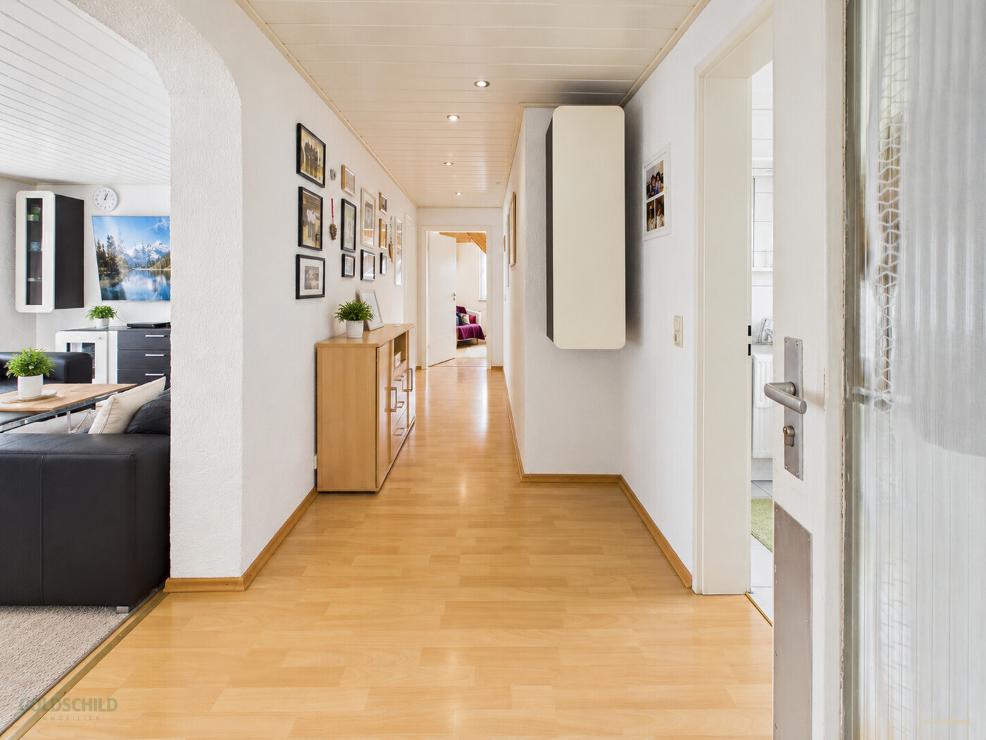 Mehrfamilenhaus_Aalen_1.OG_Wohnung_rechts_Eingang (KI-modifiziert)