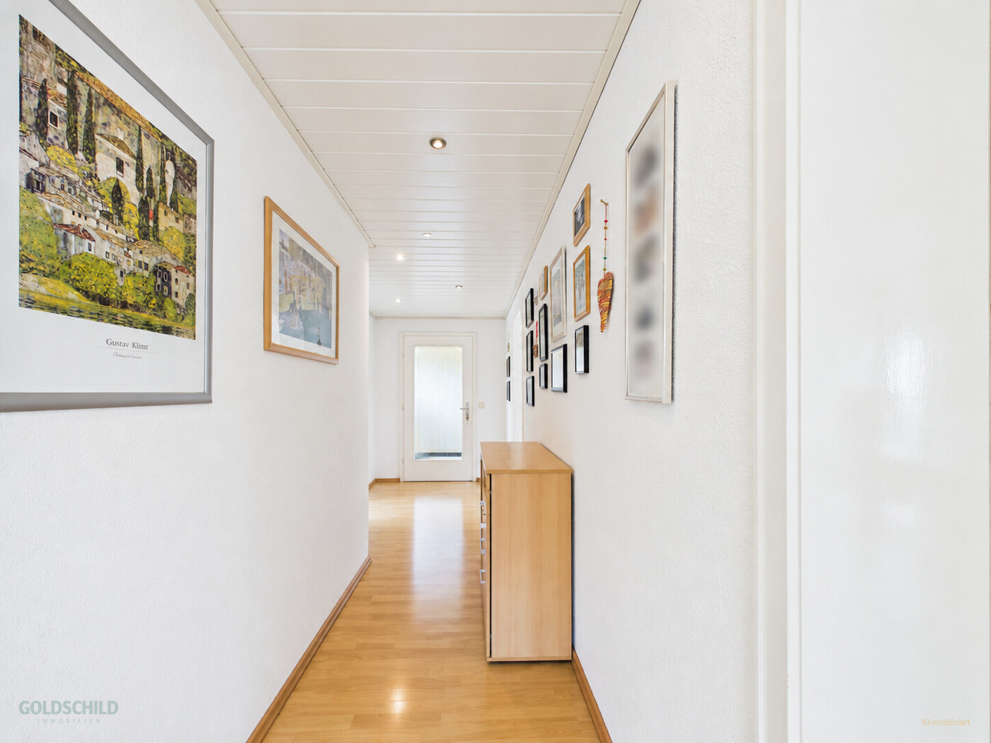 Mehrfamilenhaus_Aalen_1.OG_Wohnung_rechts_Flur (KI-modifiziert)