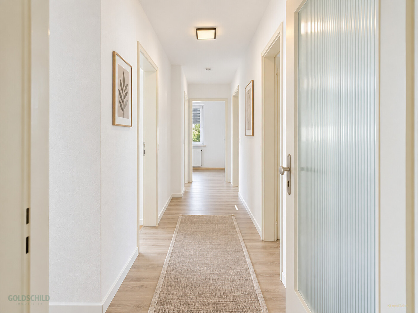 Mehrfamilenhaus_Aalen_1.OG_Wohnung_links_Eingang (KI-modifiziert)