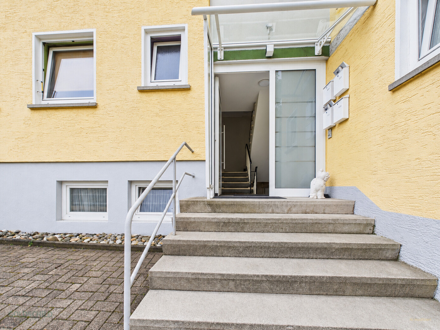 Mehrfamilenhaus_Aalen_Hauseingang (KI-modifziert)