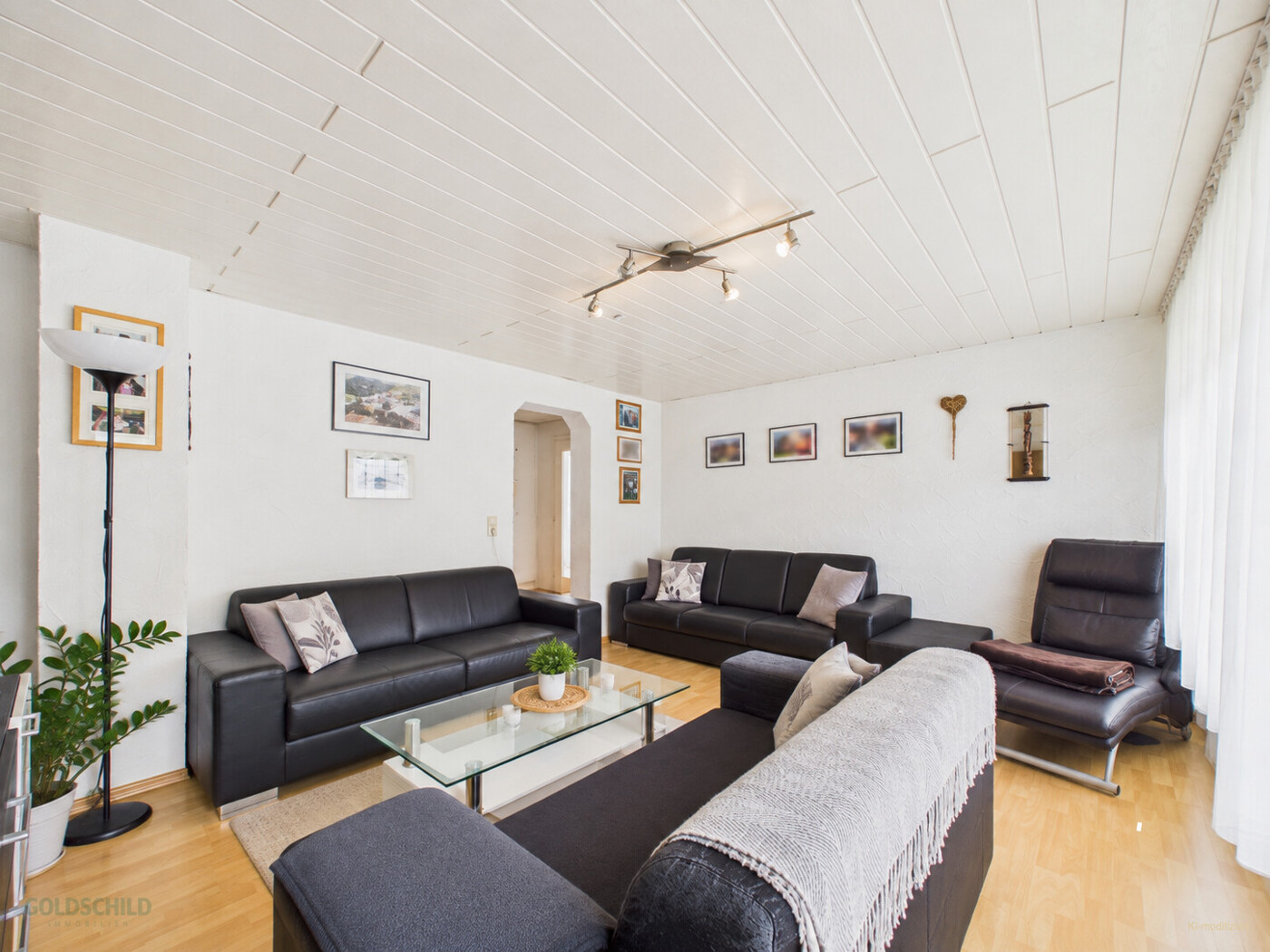 Mehrfamilenhaus_Aalen_1.OG_Wohnung_rechts_Wohnzimmer (KI-modifiziert)