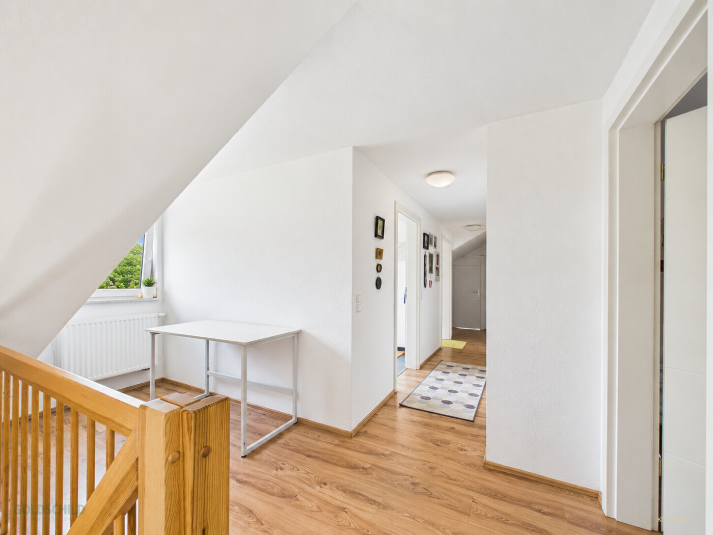 Mehrfamilenhaus_Aalen_2.OG_Flur (KI-modifiziert)