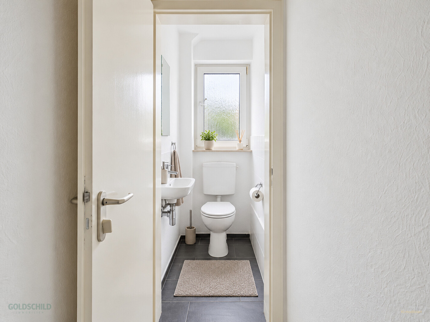 Mehrfamilenhaus_Aalen_1.OG_Wohnung_links_WC (KI-modifiziert)