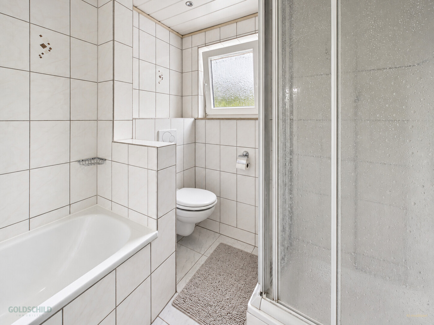 Mehrfamilenhaus_Aalen_1.OG_Wohnung_rechts_Badezimmer (KI-modifiziert)