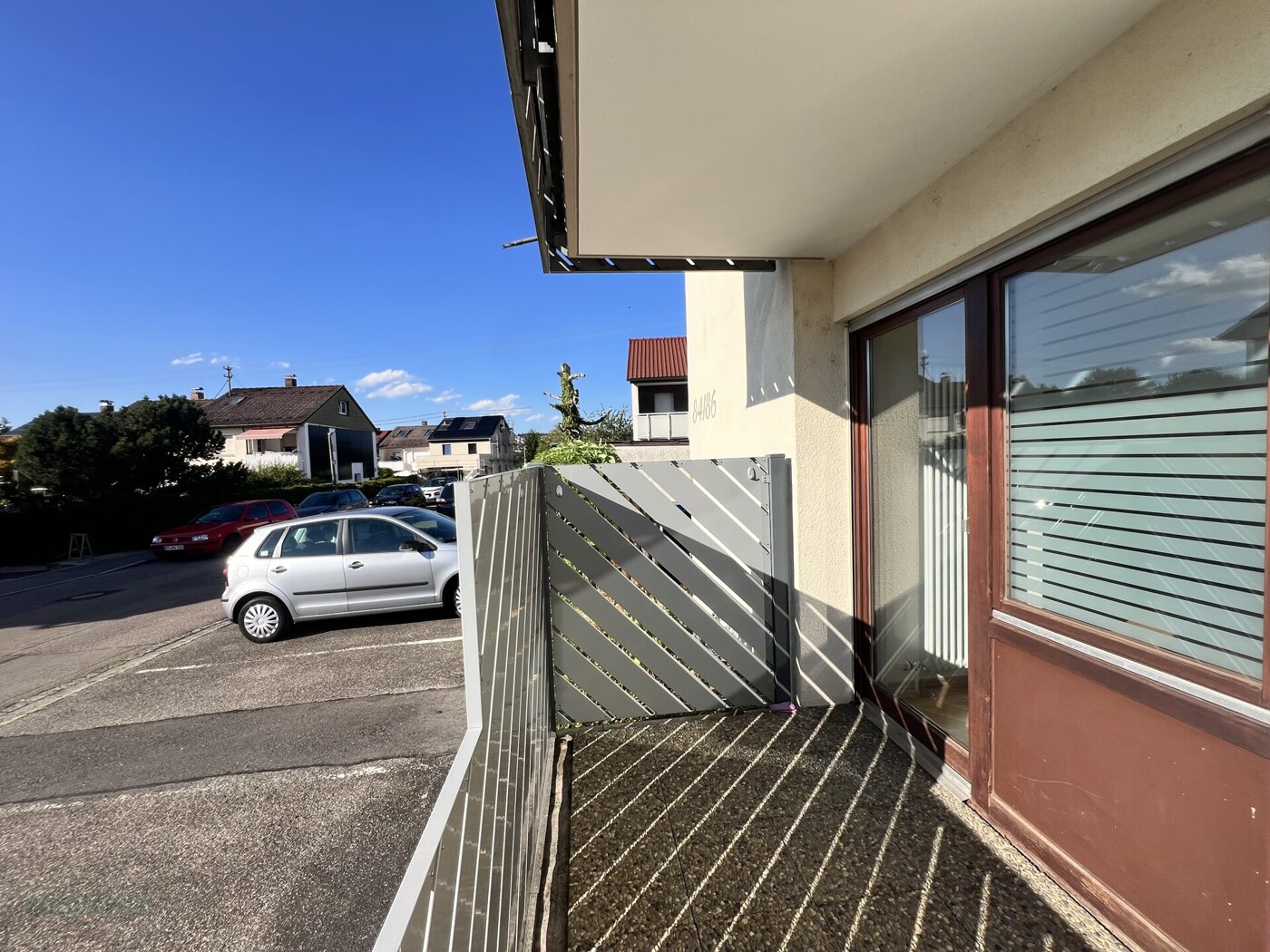 Eigene Terrasse mit Blick ins Wohnumfeld
