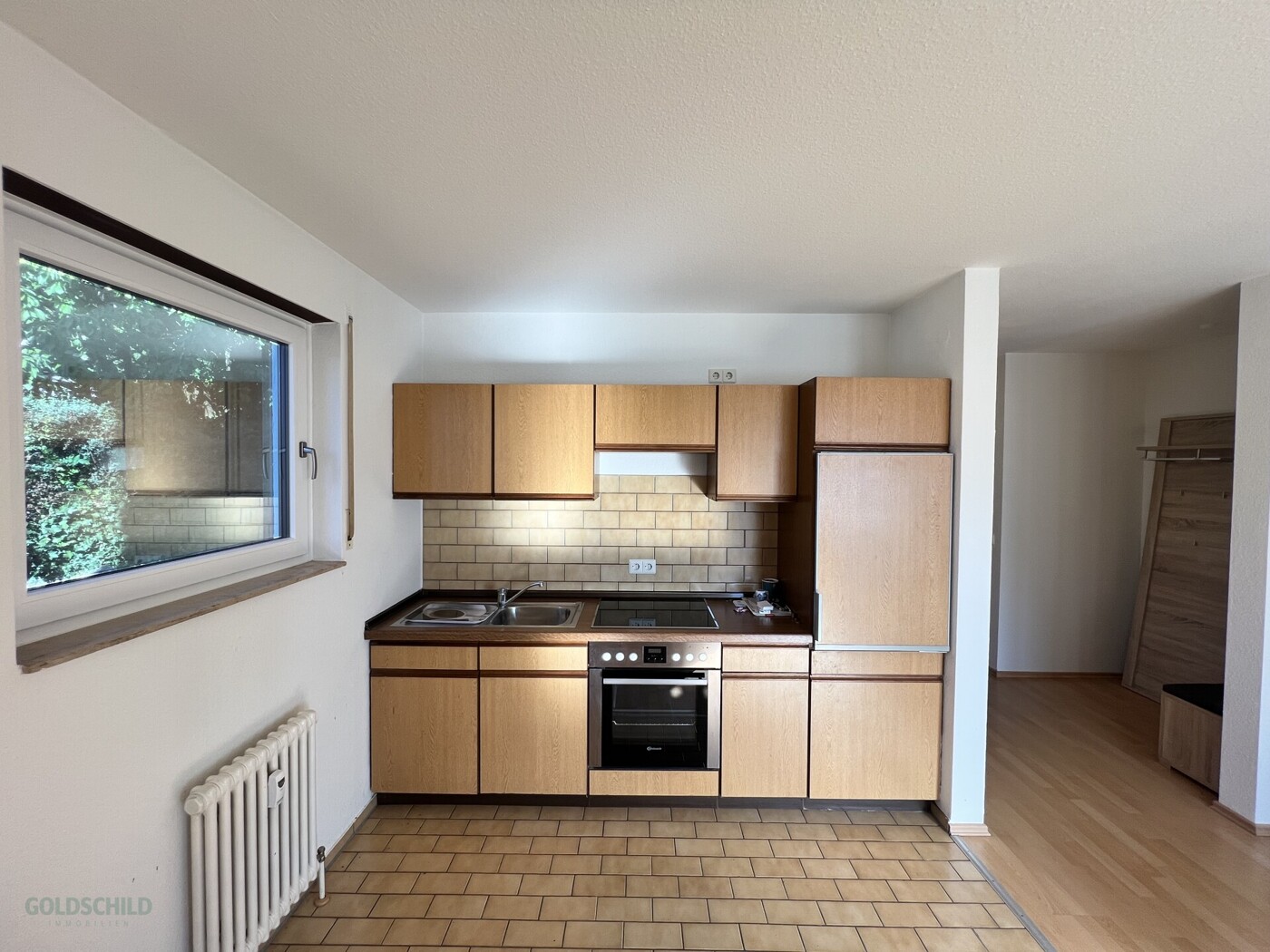 Separate Küche mit vorhandener Einbauküche