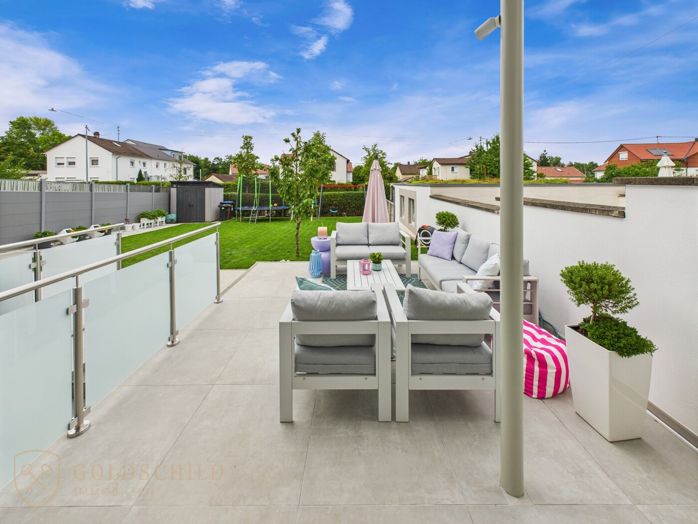 Familienhaus Metzingen Loungebereich mit Gartenansicht