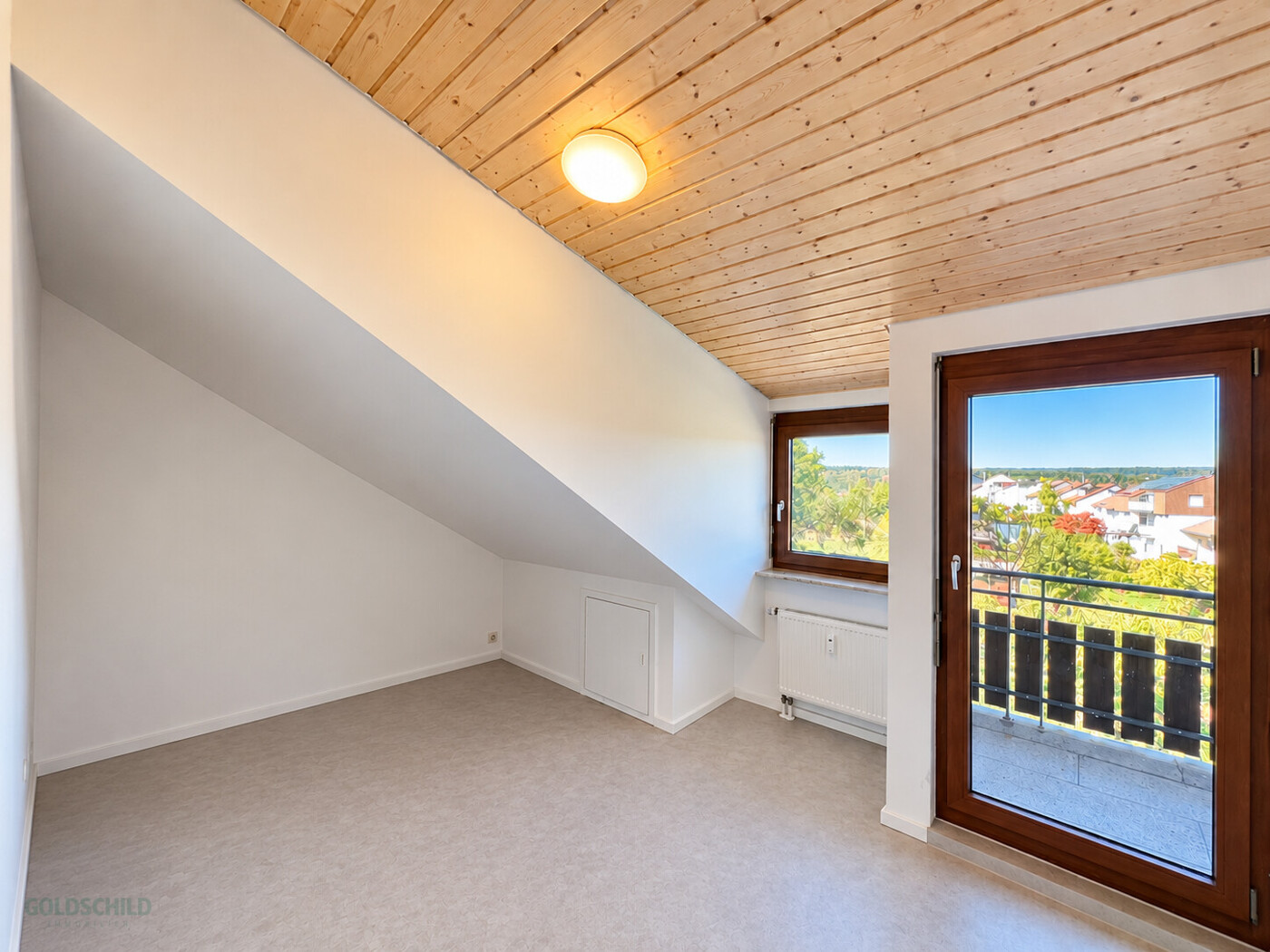 Seconda camera da letto con accesso al balcone (modificata con l'IA)