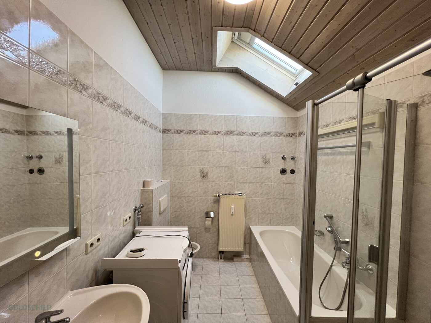 Bagno illuminato dalla luce naturale con vasca e doccia