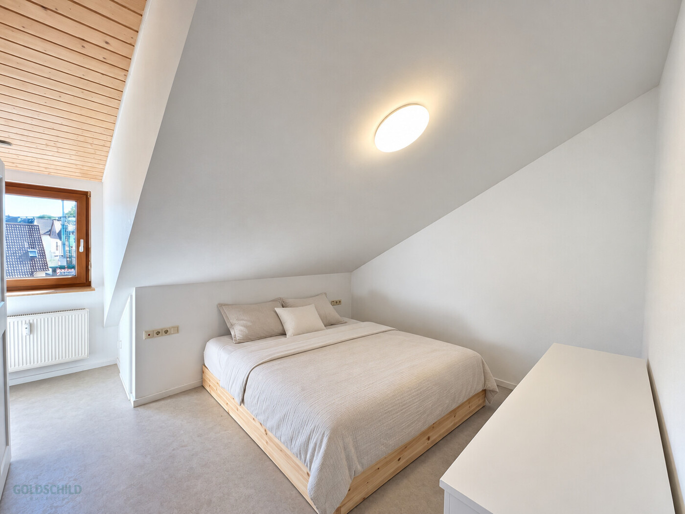 Camera da letto con soffitto spiovente (modificata con l'IA)