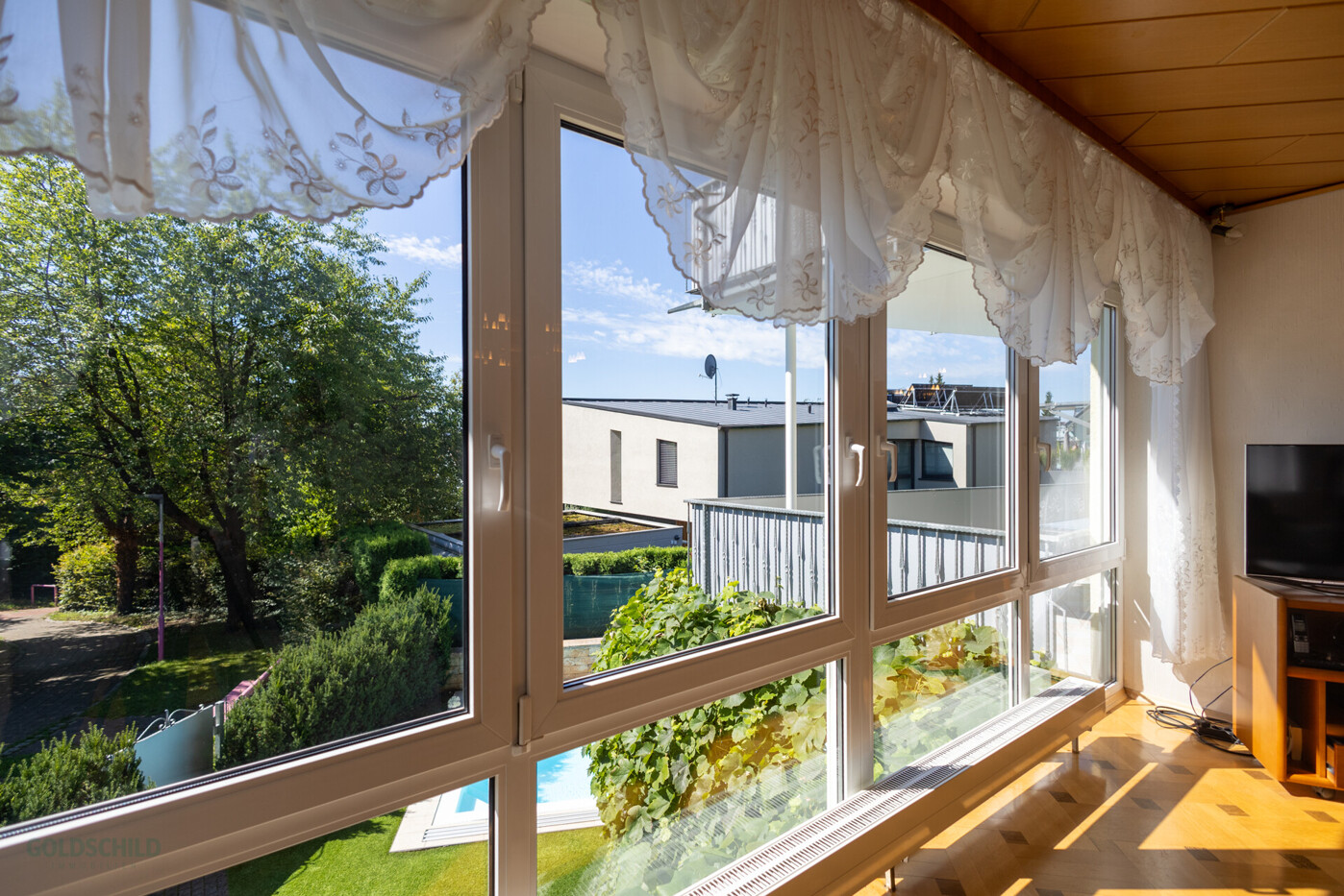 Erker mit großen Fensterflächen