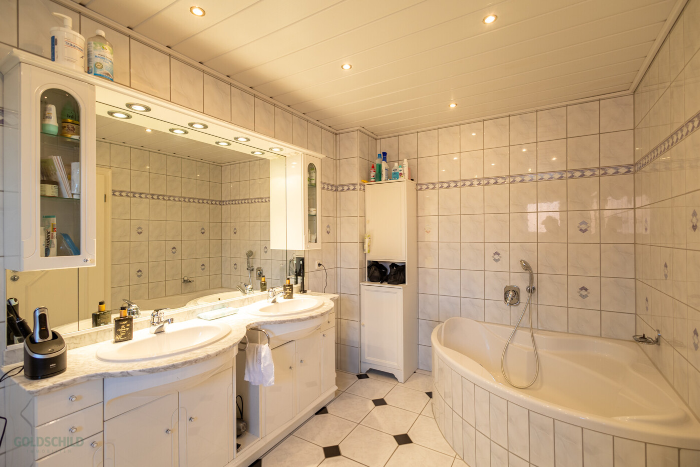 Çift lavabolu ve köşe küvetli banyo