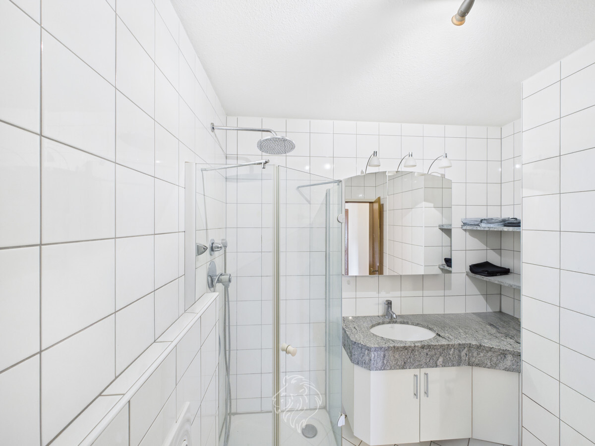 Haus rechts, EG: Duschbad