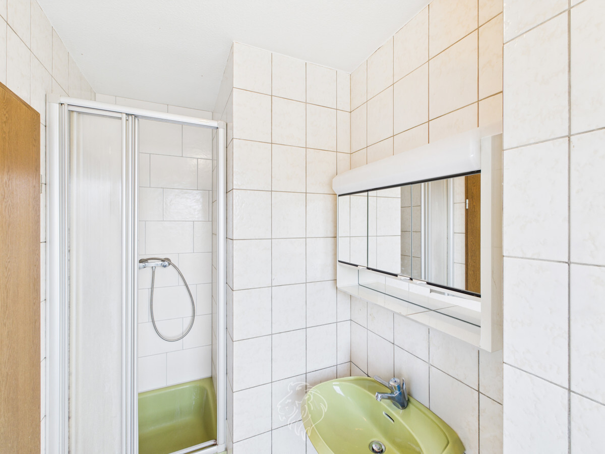 Haus rechts, OG: Duschbad 1