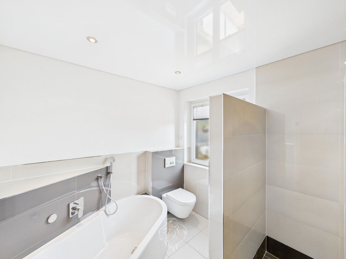 Haus links, OG: Badezimmer