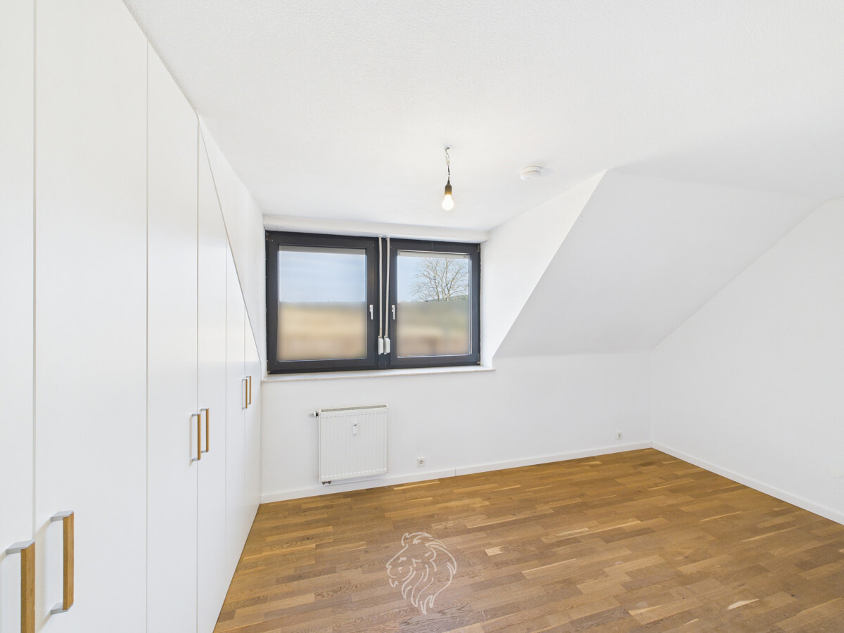 Haus links, OG: Ankleidezimmer/Büro mit hochwertigen Einbauten vom Schreiner