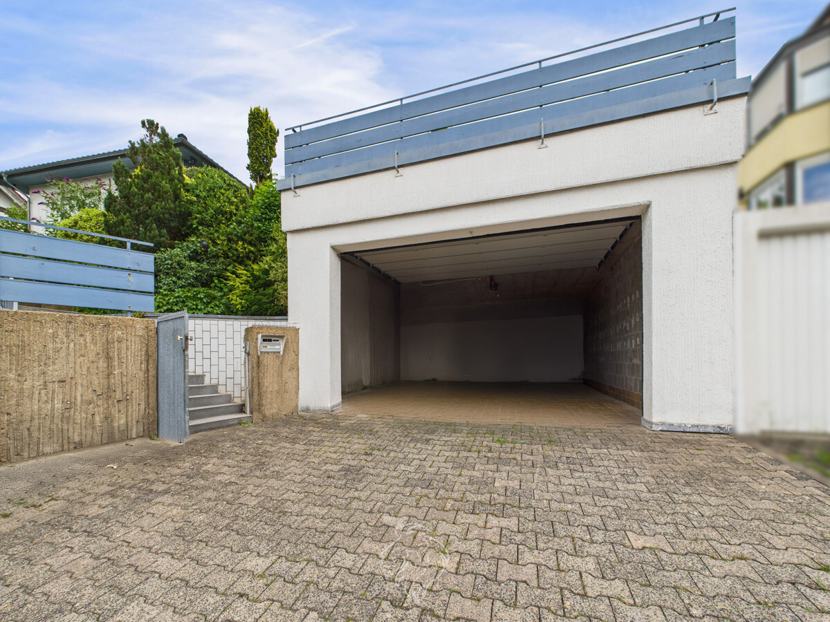 Einfahrt Garage