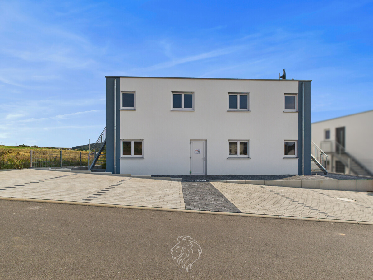 Vorderansicht mit Außenstellplätzen