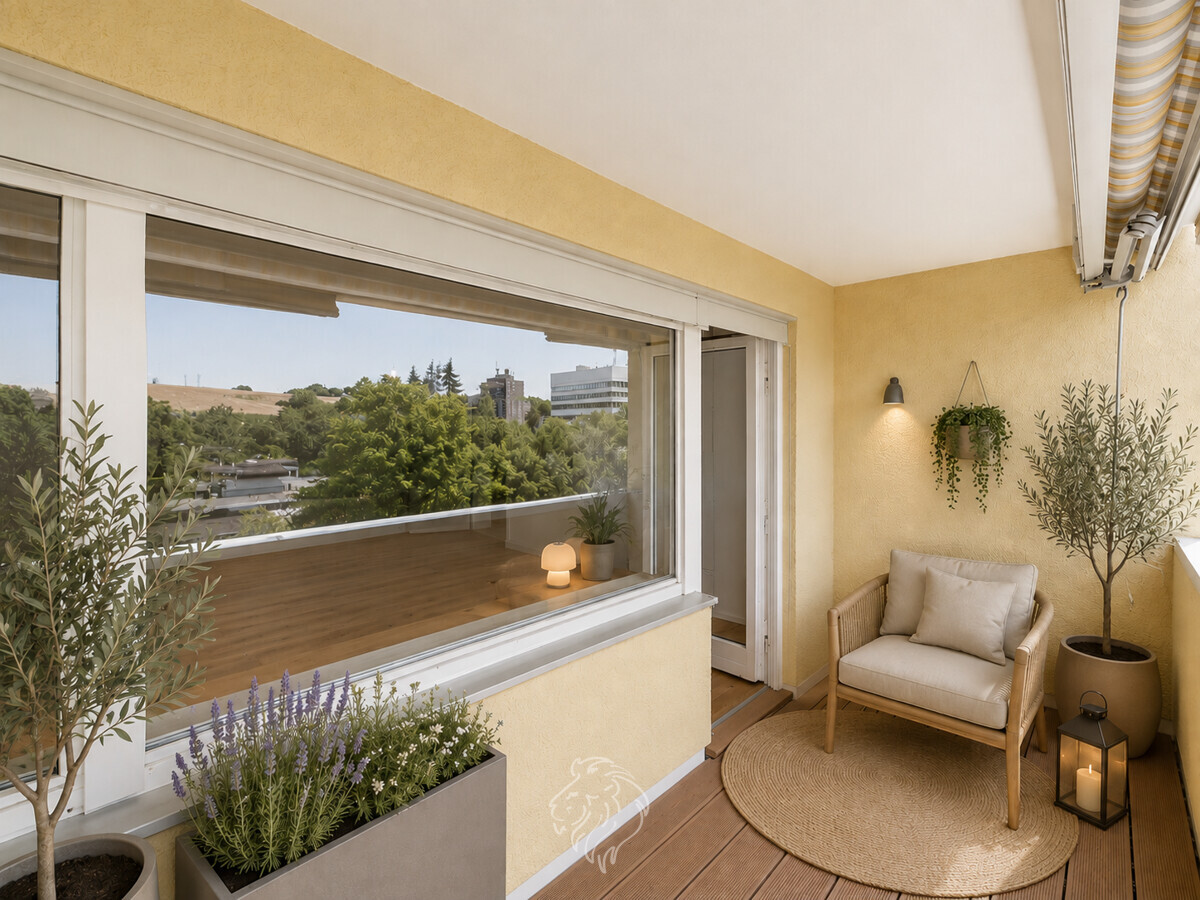 Balkon visualisiert - Dieses Bild wurde virtuell möbliert und dient der Veranschaulichung.