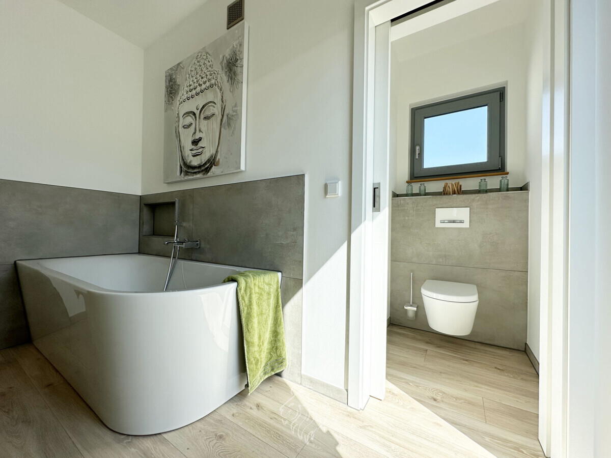 Badezimmer mit separatem WC