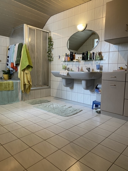 Blick ins Badezimmer: Doppelhaushälfte in Altomünster / Wollomoos zum Kauf