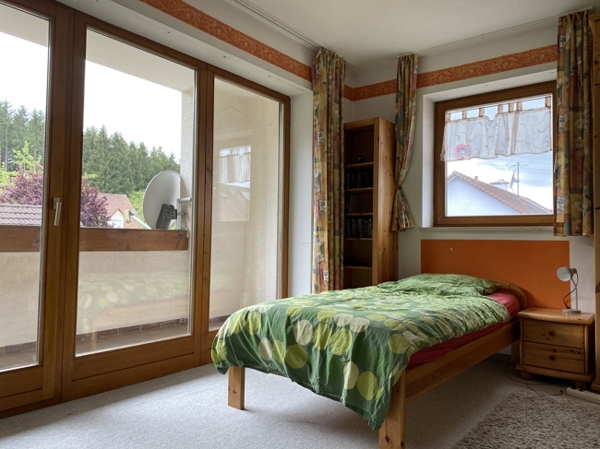 Zimmer mit Balkon: Doppelhaushälfte in Altomünster / Wollomoos zum Kauf