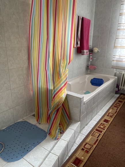 Haus in Aichach zu kaufen: Bad mit Badewanne und Dusche