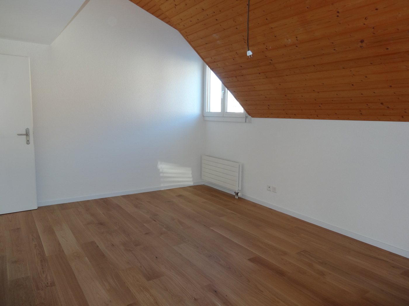 9- Eines von zwei Zimmern im unteren Stock - DSC09036