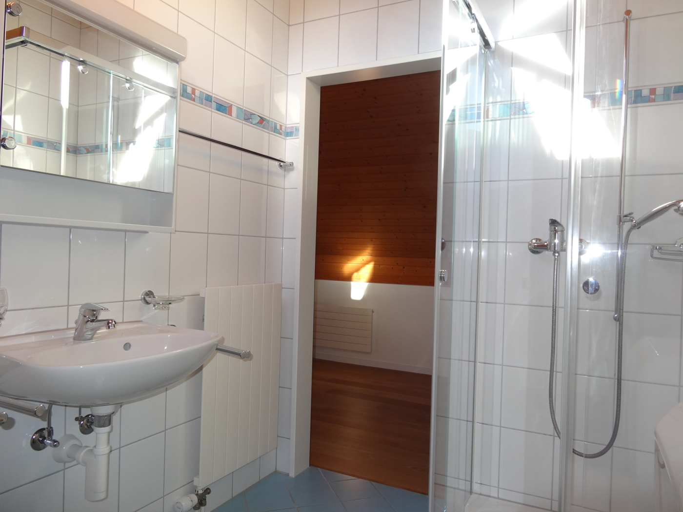 11- Badezimmer mit Douche-WC im Dacberen Stock - DSC09020