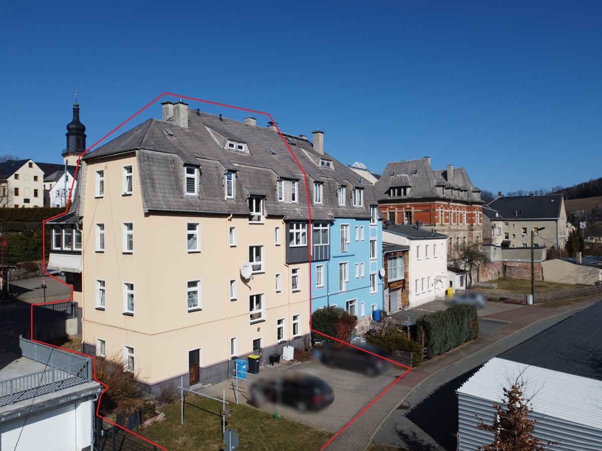 Rückseite mit Stellplätzen