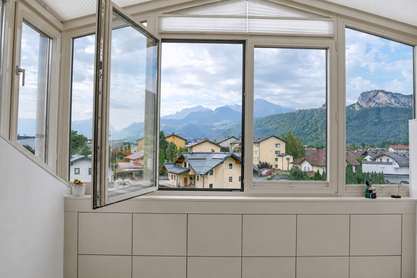 Heller Wohnraum mit Bergblick
