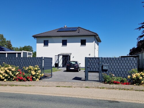 Einfahrt mit Eingang