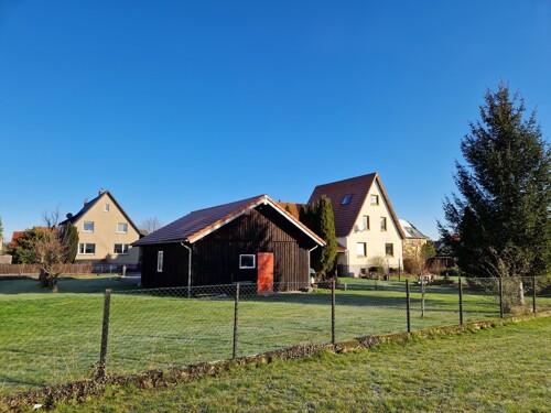 Carport mit Haus und Garten