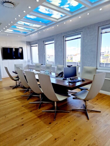 Büro mit Balkon im Hintergrund