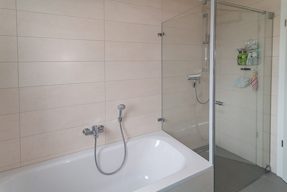 Bad mit Wanne und Dusche