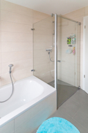 Bad mit Wanne und Dusche